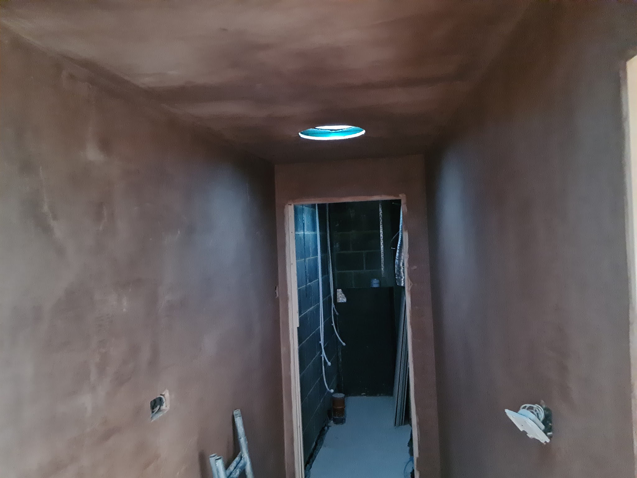 Freshly plastered narrow room with a sun tunnel